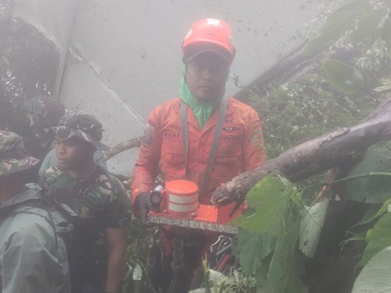 Tim SAR gabungan berhasil menemukan black box pesawat yang mengalami kecelakaan di wilayah pegunungan Maros&ndash;Pangkep, Sulawesi Selatan, pada hari kelima operasi pencarian, Rabu (21/1/2026) sekitar pukul 11.00 WITA. @Jejakfakta/dok. Basarnas Makassar