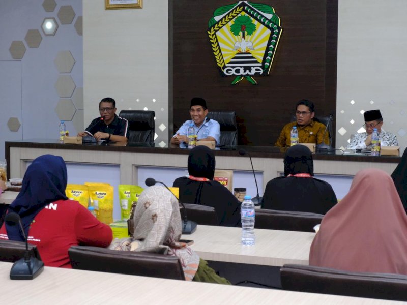 Sekretaris Daerah (Sekda) Kabupaten Gowa, Andy Azis Peter, saat  menerima kunjungan kerja Anggota DPR RI Komisi VII Achmad Daeng Se&rsquo;re, bersama Deputi dan Asisten Deputi Perluasan Pasar Usaha Menengah Kementerian UMKM, Harun Adama Sume, dalam dialog bersama pelaku UMKM di Baruga Karaeng Galesong, Kantor Bupati Gowa, Jumat (16/1/2026). @Jejakfakta/dok. Humas Pemkot Gowa