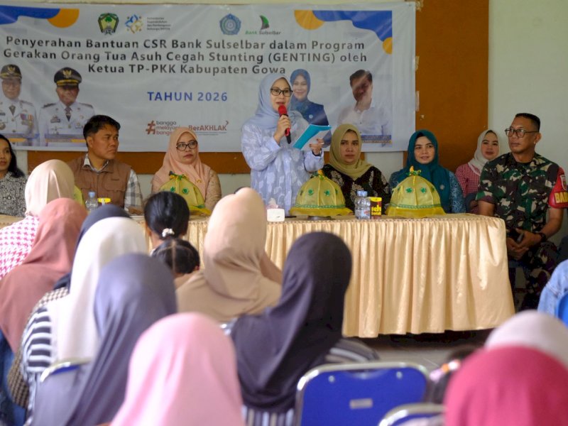 Ketua TP PKK Kabupaten Gowa, Andi Tenri Indah Darmawangsyah,  saat menghadiri penyerahan bantuan CSR Bank Sulselbar di Aula Kantor Desa Kampili, Kecamatan Pallangga, Jumat (16/1/2026). @Jejakfakta/dok. Humas Pemkab Gowa