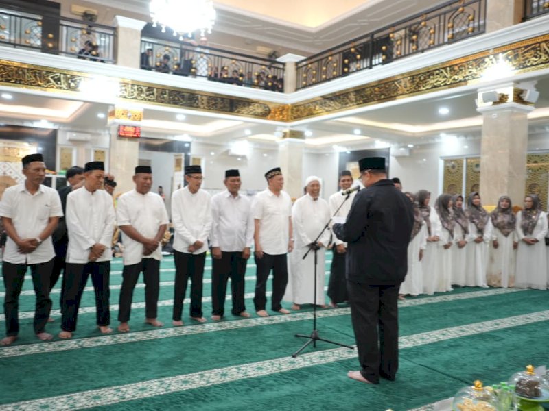 Wali Kota Makassar, Munafri Arifuddin, saat menghadiri peringatan Isra Mi&rsquo;raj Nabi Muhammad SAW yang dirangkaikan dengan pelantikan Badan Pengurus Harian Masjid Nurul Ittihad, Kelurahan Kalukkuang, Kecamatan Tallo, untuk masa bakti 2025&ndash;2030, Minggu malam (18/1/2026). @Jejakfakta/dok. Humas Pemkot Makassar