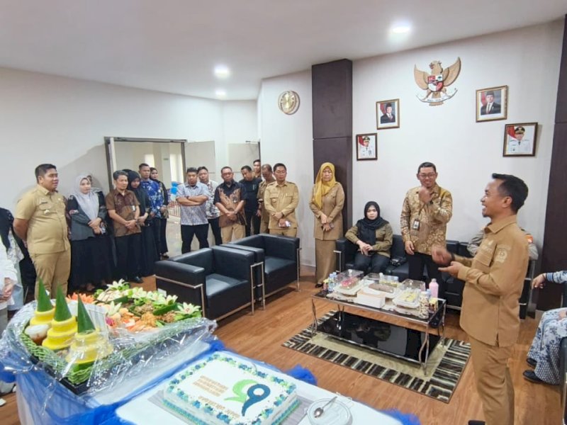  Bupati Bone, Andi Asman Sulaiman, didampingi Ketua TP PKK Kabupaten Bone Hj. Maryam A. Asman, menghadiri acara syukuran Hari Ulang Tahun (HUT) Bank Sulselbar ke-65 yang digelar di Kantor Bank Sulselbar Cabang Bone, Jalan Ahmad Yani, Selasa (13/1/2026). @Jejakfakta/dok. Istimewa