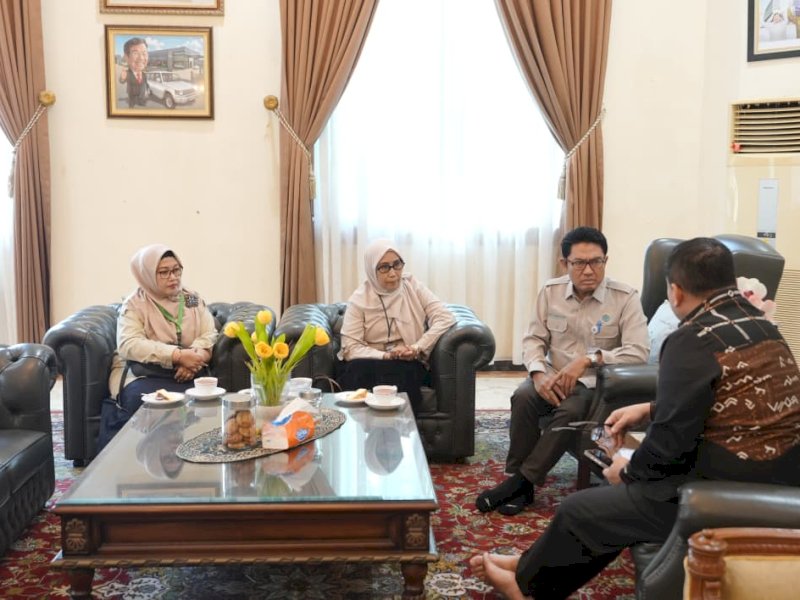 Kepala Pusat Pengendalian Lingkungan Hidup Sulawesi dan Maluku (Pusdal LH SUMA-KLH), Azri Rasul, saat audiensi bersama Wali Kota Makassar Munafri Arifuddin, di kediaman Wali Kota, Kamis (22/1/2026). @Jejakfakta/dok. Humas Pemkot Makassar