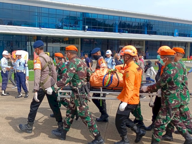 Tim SAR Gabungan berhasil evakuasi dua paket dan tiba di Base Ops Lanud Sultan Hasanuddin dengan menggunakan helikopter,  Jumat (23/1/2026) pagi. Sementara total temuan di lokasi operasi kini mencapai 11 paket. @Jejakfakta/dok. Humas Basarnas