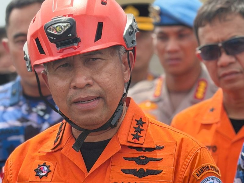 Kepala Badan Nasional Pencarian dan Pertolongan (Kabasarnas), Marsekal Madya TNI Mohammad Syafii, usai mengikuti SRU udara yang berhasil mengevakuasi tujuh paket pada Jumat (23/1/2026). Ia menyebut evakuasi udara hari ini berjalan optimal dan terkendali. @Jejakfakta/dok. Basarnas Makassar

