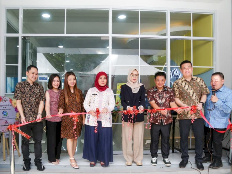 Wali Kota Makassar, Aliyah Mustika Ilham, meresmikan Sunny Kids Makassar, pusat terapi dan tumbuh kembang anak dengan konsep outdoor (luar ruangan), yang berlokasi di Jalan Metro Tanjung Bunga, Makassar, Jumat (23/1/2026). @Jejakfakta/dok. Humas Pemkot Makassar