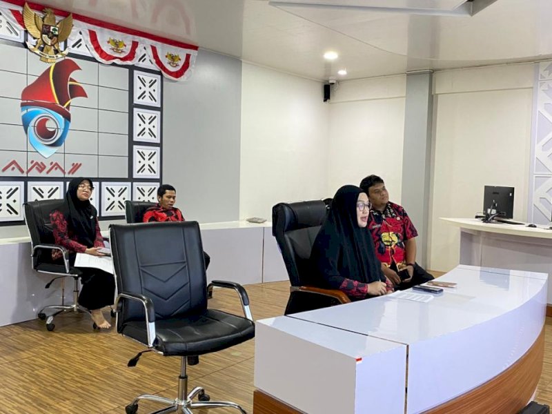 Pelaksana Tugas Kepala DiskominfoSP Kabupaten Gowa, Andi Tenriwati Tahri, saat menggelar Sosialisasi Pengisian Formulir Reviu Arsitektur dan Peta Rencana Sistem Pemerintahan Berbasis Elektronik (SPBE) secara virtual di Peace Room Kantor Bupati Gowa, Kamis (22/1/2026). @Jejakfakta/dok. Humas Pemkab Gowa