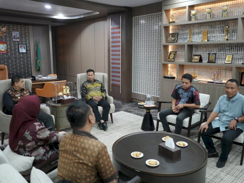 Wali Kota Makassar, Munafri Arifuddin, saat membahas optimalisasi pengelolaan terminal bersama jajaran Perumda Terminal Makassar Metro, Jumat (23/1/2026). @Jejakfakta/dok. Humas Pemkot Makassar