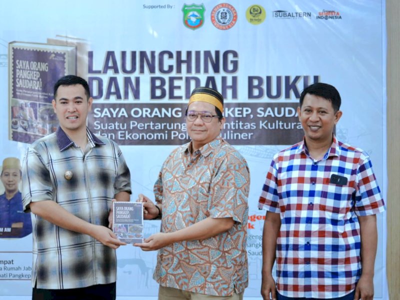 Forum Lingkar Pena (FLP) Kabupaten Pangkep meluncurkan buku berjudul "Saya Orang Pangkep, Saudara: Suatu Pertarungan Identitas Kultural dan Ekonomi Politik Kuliner", Sabtu (24/1/2026), di Aula Rumah Jabatan Bupati. @jejakfaktacom/Humas Pemda Pangkep
