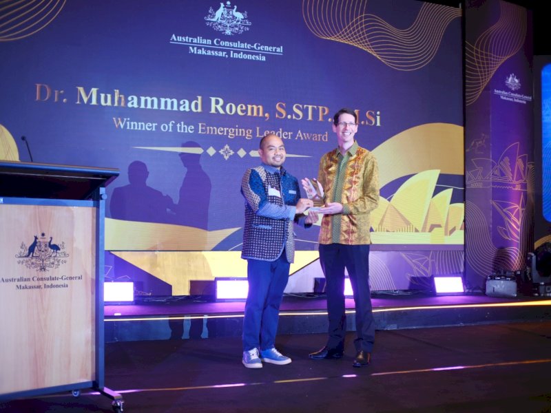  Kepala Dinas Komunikasi dan Informatika (Diskominfo) Kota Makassar, Dr. Muhammad Roem, S.STP., M.Si., resmi dinobatkan sebagai Winner of the Emerging Leader Award oleh Konsulat Jenderal Australia, yang diserahkan dalam acara Australian Alumni Gala Dinner di Hotel Rinra Makassar, Sabtu (24/1/2026). @Jejakfakta/dok. Humas Pemkot Makassar