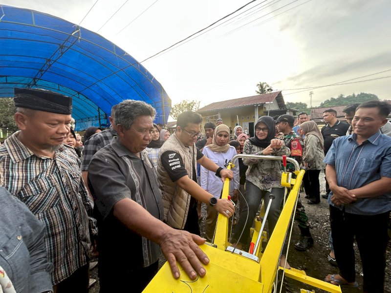 Pemkab Gowa menyalurkan bantuan alsintan kepada kelompok tani di Dusun Bonto-bonto, Desa Romangloe, Sabtu (24/1/2026). @Jejakfakta/dok. Humas Pemkab Gowa