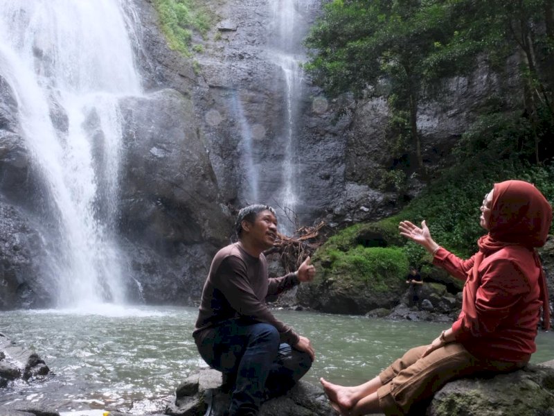 Bupati Gowa, Sitti Husniah Talenrang, saat meninjau lokasi Air Terjun Barassang, Sabtu (24/1/2026). @Jejakfakta/dok. Humas Pemkab Gowa