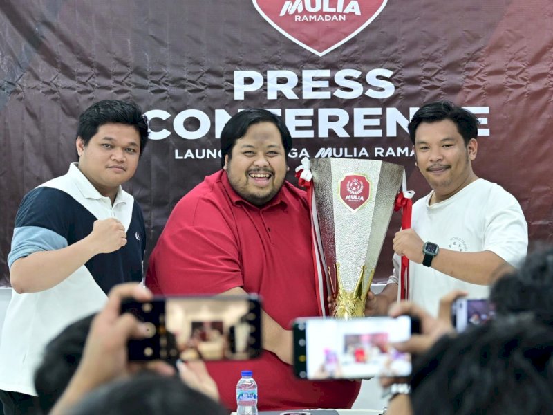 Ketua Panitia Pelaksana Liga Mulia Ramadan, Amirul Yamin Ramadhansyah, saat mengangkat Piala Liga Mulia Ramadan. Kick off pada 22 Februari 2026, bertepatan dengan hari ketiga bulan suci Ramadan. @Jejakfakta/dok. Istimewa