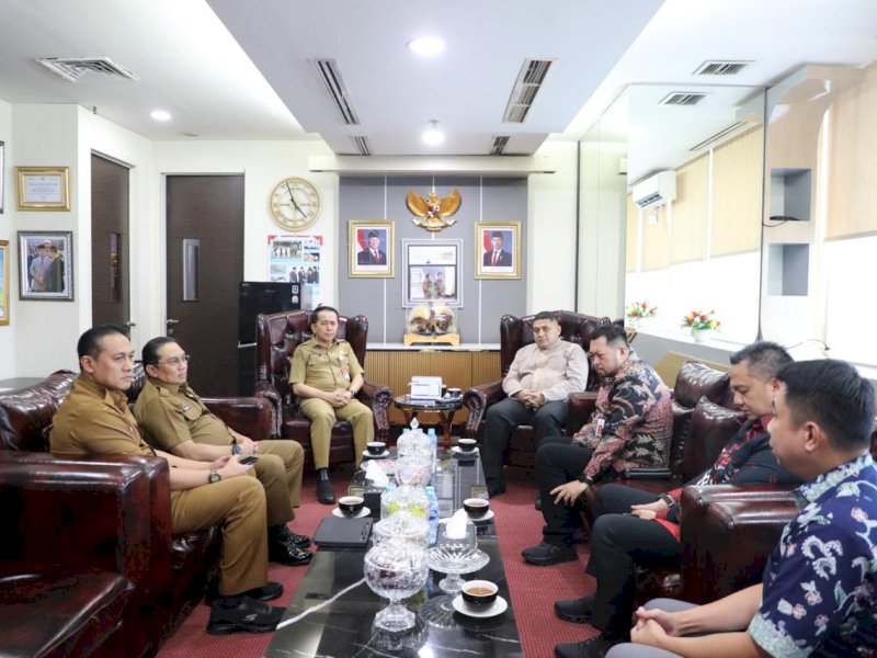 Wali Kota Makassar, Munafri Arifuddin, saat audiensi dengan Direktur Jenderal Bina Keuangan Daerah (Keuda) Kementerian Dalam Negeri Republik Indonesia, Dr. Drs. Agus Fatoni, di Jakarta, Rabu (28/1/2026). @Jejakfakta/dok. Humas Pemkot Makassar