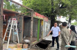 PKL Bongkar Mandiri Lapak 20 Tahun di Sultan Alauddin, Pemkot Makassar Kembalikan Hak Pejalan Kaki