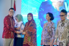 Aliyah Mustika Ilham Terima Penghargaan pada WLA Extravaganza BPOM RI