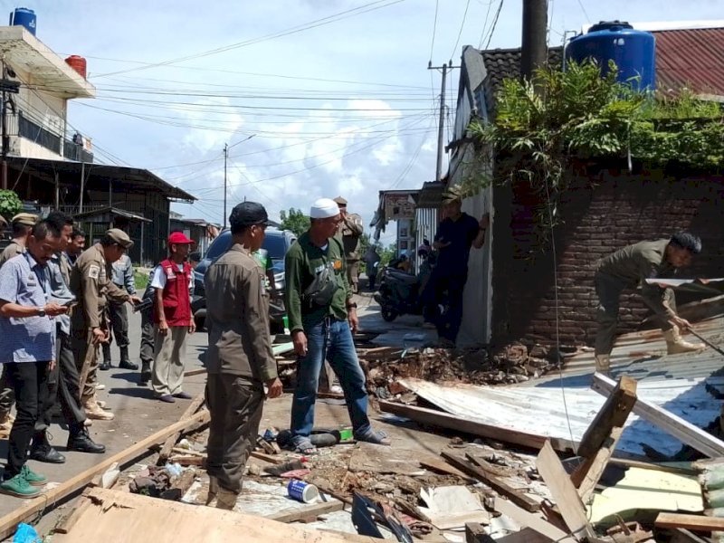 Penertiban Pedagang Kaki Lima (PKL) di Jalan Poros Asrama Haji, Kelurahan Bakung, Kecamatan Biringkanaya, Jumat (30/1/2026). @Jejakfakta/dok. Istimewa