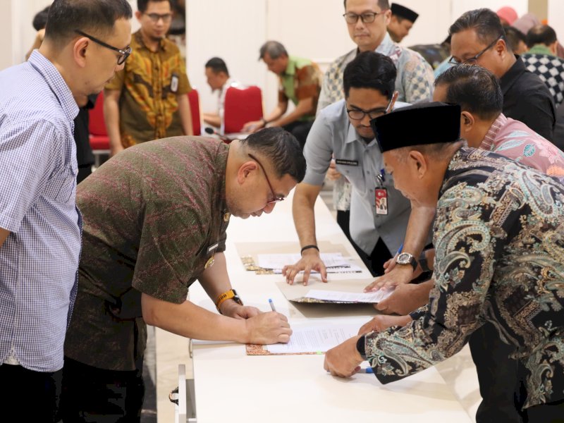 Wali Kota Makassar, Munafri Arifuddin, i saat menandatangani perjanjian bersama seluruh kepala perangkat daerah di Ruang Bilateral Balaikota, Jumat (30/01/2026). @Jejakfakta/dok. Humas Pemkot Makassar