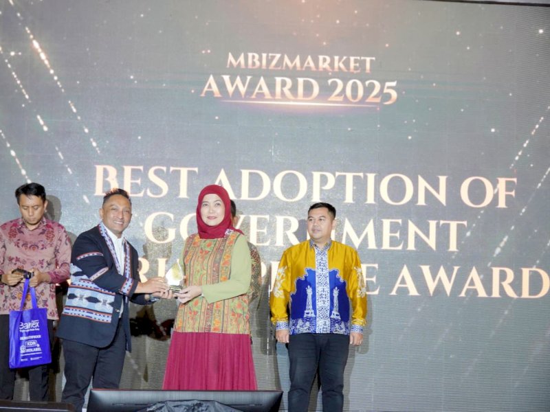 Wakil Wali Kota Makassar, Aliyah Mustika Ilham, saat menerima Best Adoption of Government Marketplace Award 2025 pada ajang Mbizmarket Award 2025,di The Alana Yogyakarta Hotel & Convention Center, Kamis (29/1/2026). @Jejakfakta/dok. Humas Pemkot Makassar