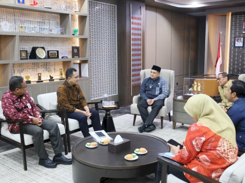 Rapat koordinasi Komisi V DPR RI dan Balai Besar Wilayah Sungai (BBWS) Pompengan Jeneberang dalam upaya penataan kota, khususnya trotoar, kanal, dan kawasan pinggiran sungai, di Kantor Balai Kota Makassar, Jumat (6/2/2026). @Jejakfakta/dok. Humas Pemkot Makassar