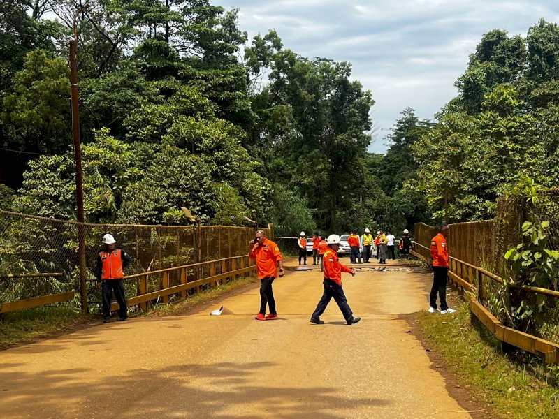 Jembatan plant site amblas usai ditabrak alat berat, Minggu (8/2/2026). Akses utama Sorowako&ndash;Malili terpaksa ditutup total. @Jejakfakta/dok. Istimewa