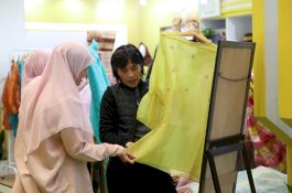 Booth Dekranasda dan Dinas Perdagangan Kota Makassar Curi Perhatian di INACRAFT 2026