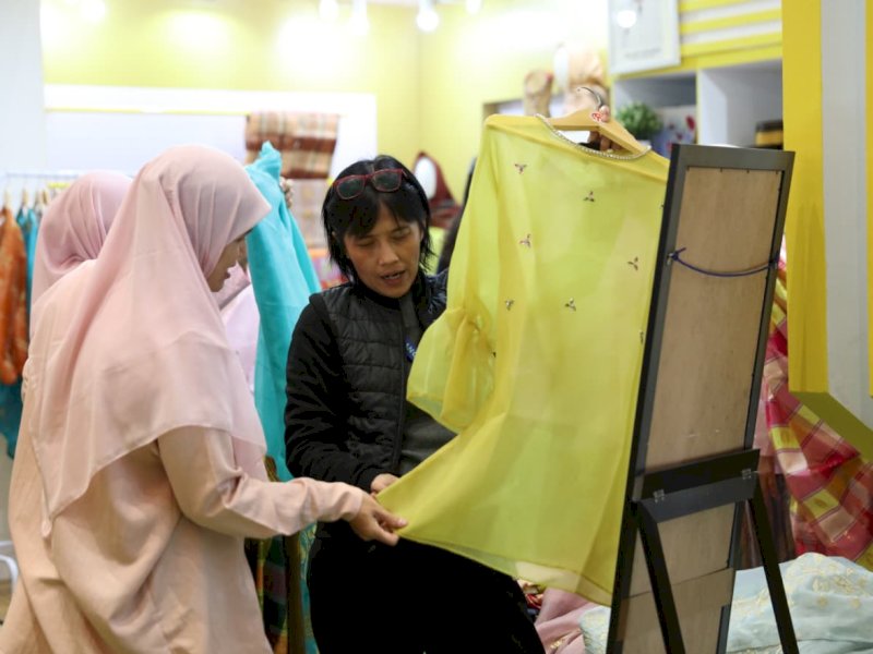 Booth Dewan Kerajinan Nasional Daerah (Dekranasda) Kota Makassar yang berkolaborasi dengan Dinas Perdagangan Kota Makassar di INACRAFT 2026, yang berlangsung di Jakarta Convention Center (JCC), Senayan, pada 4&ndash;8 Februari 2026. @Jejakfakta/dok. Humas Pemkot Makassar