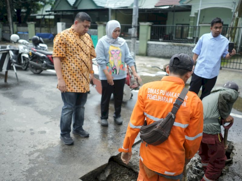 Wali Kota Makassar, Munafri Arifuddin, bersama Kepala Dinas Pekerjaan Umum (PU) Kota Makassar, Zuhaelsi Zubir, saat melihat langsung perbaikan jalan,  Sabtu (7/2/2026). @Jejakfakta/dok. Humas Pemkot Makassar