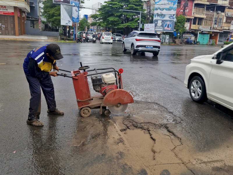 Dinas Pekerjaan Umum (PU) Kota Makassar melakukan perbaikan jalan yang berlubang yang dikeluhkan warga, di Poros Jalan Veteran Selatan, Minggu (8/2/2026) pagi. @Jejakfakta/dok. Humas Pemkot Makassar