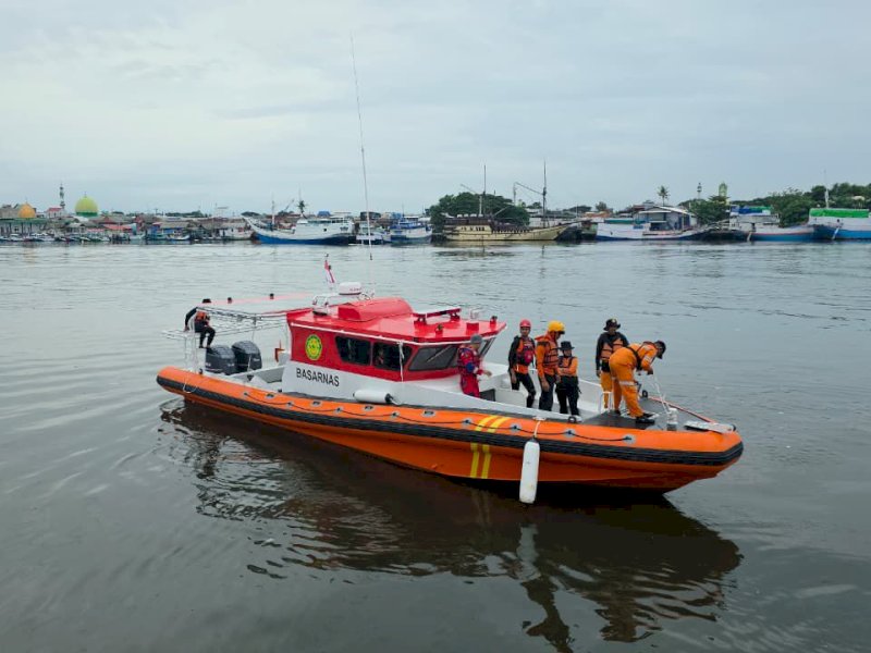 Basarnas Makassar mengerahkan tim rescue untuk melakukan operasi pencarian terhadap seorang nelayan bernama Hery (43) yang dilaporkan hilang di perairan Pelabuhan New Port Pelindo, Makassar, Minggu (08/02/2026). @Jejakfakta/dok. Istimewa
