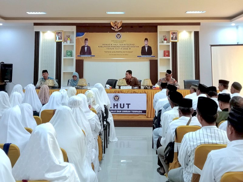 Bupati Pangkep Muhammad Yusran Lalogau Manasik Haji yang diselenggarakan Kementerian Haji dan Umrah Kabupaten Pangkep di Aula PLHUT, Minggu (8/2/2026). @jejakfaktacom/Humas Pemda Pangkep