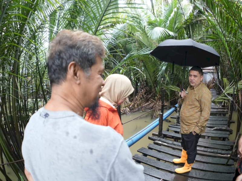 Wali Kota Makassar, Munafri Arifuddin, turun langsung meninjau kondisi Jembatan Kaccia di Kelurahan Barombong, Kecamatan Tamalate, Kamis (5/2/2026). @Jejakfakta/dok. Humas Pemkot Makassar