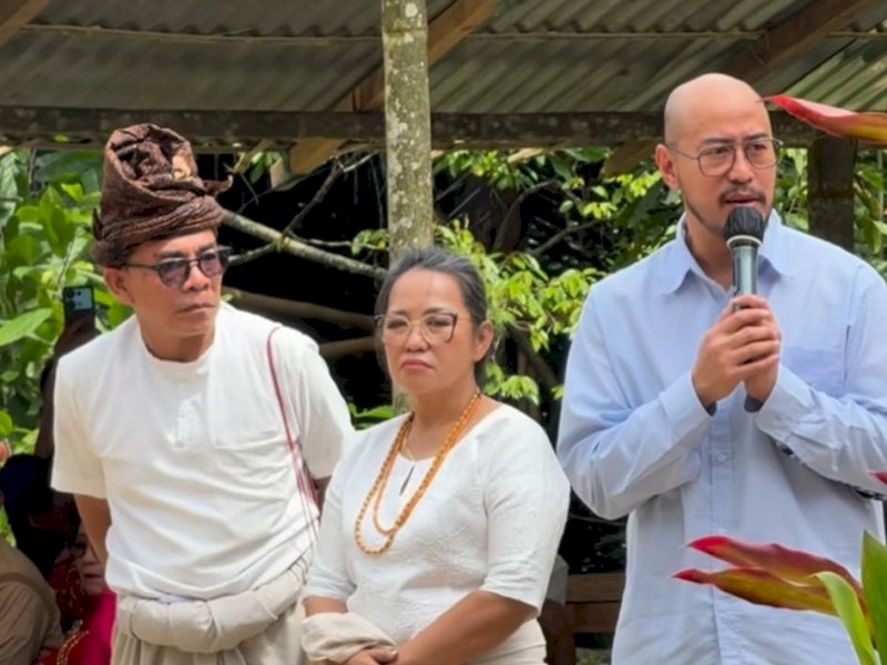 Komika nasional Pandji Pragiwaksono saat menghadiri peradilan adat Toraja di Tongkonan Layuk Kaero, Kecamatan Sangalla&rsquo;, Kabupaten Tana Toraja, Selasa (10/2/2025). @Jejakfakta/dok. Info Toraja