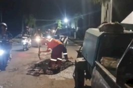 Gerak Cepat Munafri Jawab Keluhan Warga, Jalan Rusak Metro Tanjung Bunga&ndash;Barombong Langsung Ditambal