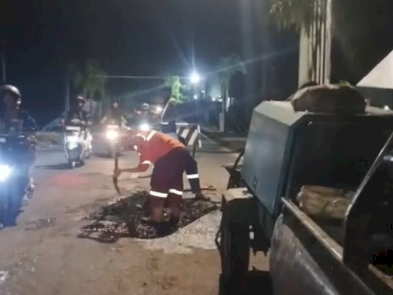 Satuan Tugas (Satgas) Bidang Jalan dan Jembatan, Dinas Pekerjaan Umum (PU) Kota Makassar, langsung diterjunkan untuk melakukan pemeliharaan dan penanganan lubang di sejumlah titik rawan Jalan Metro Tanjung Bunga, Rabu (11/2/2026). @Jejakfakta/Istimewa