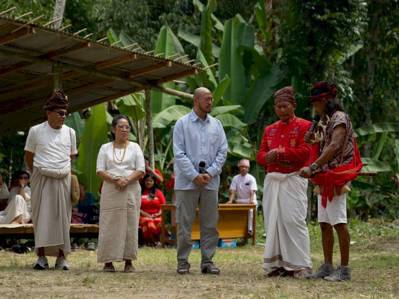 Komika Pandji Pragiwaksono menjalani persidangan adat di Tongkonan Layuk Kaero, Sangalla, Tana Toraja, Selasa (10/2/2026). Sidang adat bertajuk Ma&rsquo;Buak Burun Mangkali Oto&rsquo; itu dihadiri perwakilan 32 wilayah adat Toraya. @Jejakfakta/FOTO: AMAN