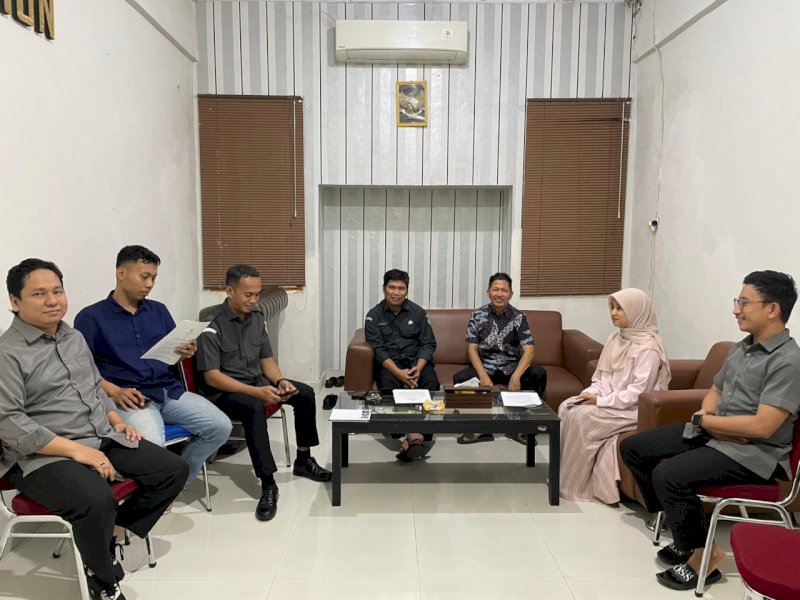 Anggota Bawaslu Sulsel, Saiful Jihad, saat memimpin rapat merancang program bertajuk &ldquo;Ngabuburit Pengawasan&rdquo;  di Kantor Bawaslu Sulsel, Selasa (10/2/2026). @Jejakfakta/dok. Bawaslu Sulsel