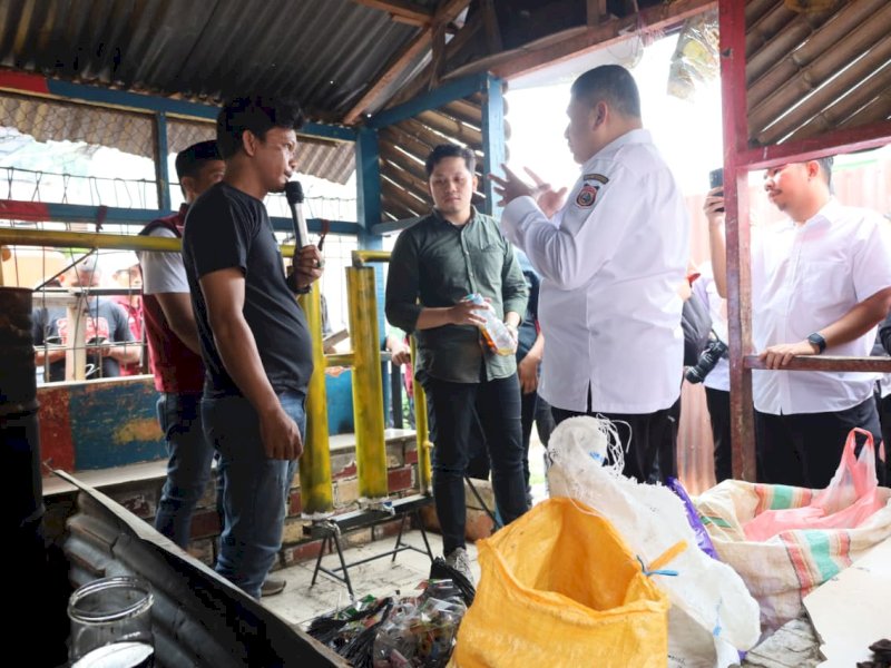 Wali Kota Makassar, Munafri Arifuddin, meninjau langsung inovasi pengolahan sampah plastik menjadi bahan bakar minyak (BBM) yang digagas anak muda di Jalan Labu Lorong, Kecamatan Bontoala, Rabu (11/2/2026). @Jejakfakta/dok. Istimewa