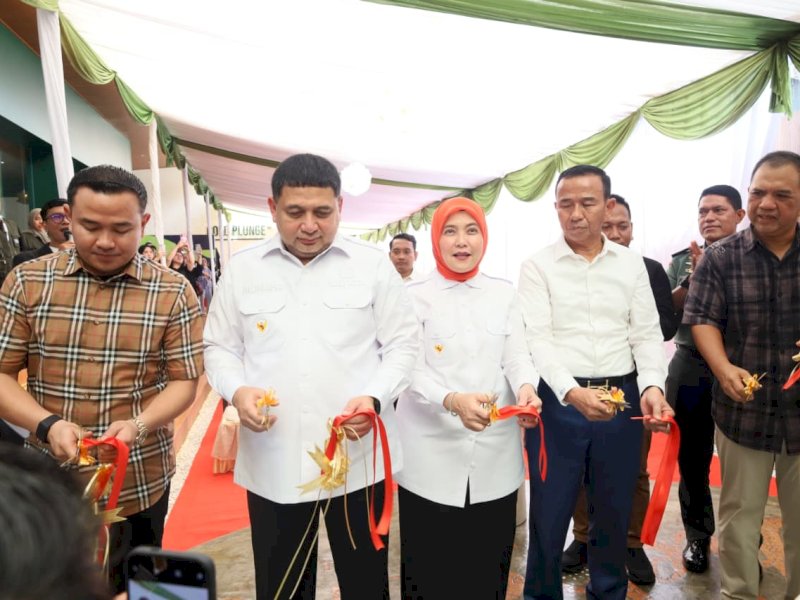 Wali Kota Makassar Munafri Arifuddin bersama Wakil Wali Kota Makassar Aliyah Mustika Ilham meresmikan Lapangan Rebound Padel di Jalan Karunrung, Rabu (11/2/2026). @Jejakfakta/dok. Humas Pemkot Makassar