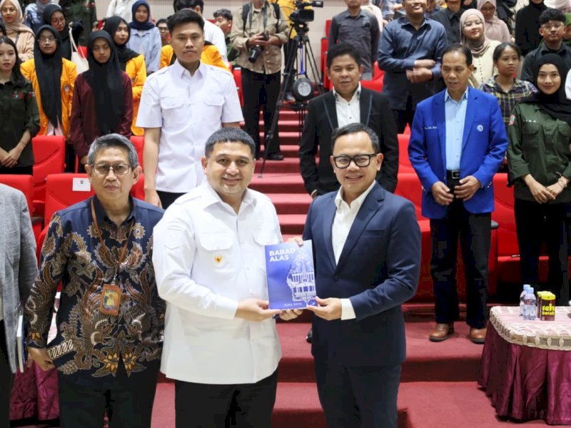 Wakil Menteri Dalam Negeri (Wamendagri) RI, Bima Arya Sugiarto, bersama Wali Kota Makassar Munafri Arifuddin saat menghadiri bedah buku bertajuk &ldquo;Babad Alas&rdquo; di Gedung Teater Universitas Negeri Makassar (UNM), Rabu (11/2/2026). @Jejakfakta/dok. Humas Pemkot Makassar