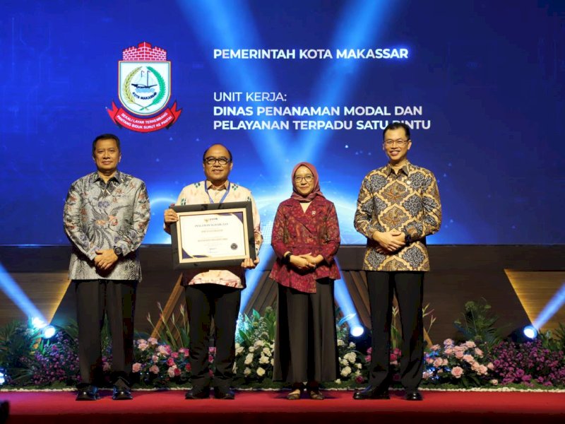 Penghargaan predikat Wilayah Bebas dari Korupsi (WBK) diserahkan langsung oleh Menteri PANRB, Rini Widyantini, kepada Kepala DPM-PTSP Kota Makassar, Mario Said, di Aula Kementerian PANRB, Jakarta, Rabu (11/2/2026). @Jejakfakta/dok. Istimewa