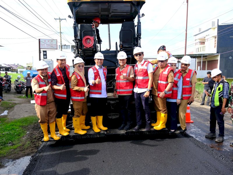Bupati Gowa, Sitti Husniah Talenrang, saat mendampingi Gubernur Sulawesi Selatan, Andi Sudirman Sulaiman, pada kegiatan groundbreaking di Jalan Poros Galesong Utara, Kecamatan Galesong, Kabupaten Takalar, Selasa (10/2/2026). @Jejakfakta/dok. Istimewa