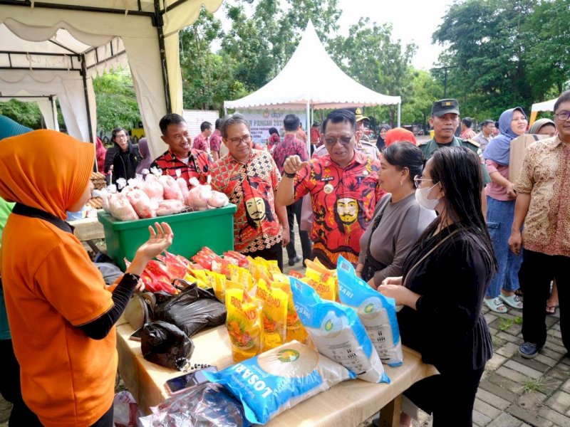 Pemkab Gowa melalui Dinas Tanaman Pangan dan Hortikultura menggelar Pasar Pangan Murah, di Lapangan Sultan Hasanuddin, Gowa, Kamis (12/2/2026). @Jejakfakta/dok. Istimewa