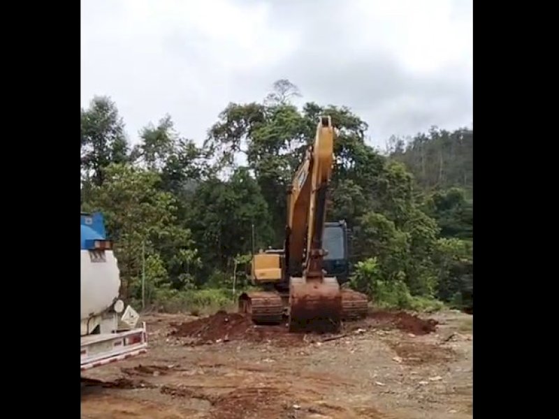 Beredar rekaman video dari warga yang memperlihatkan sejumlah alat berat telah berada di sekitar lokasi dan siap beroperasi di Dusun Laoli, Desa Harapan, Kecamatan Malili, Kabupaten Luwu Timur, Kamis (12/2/2026). @Jejakfakta/Istimewa