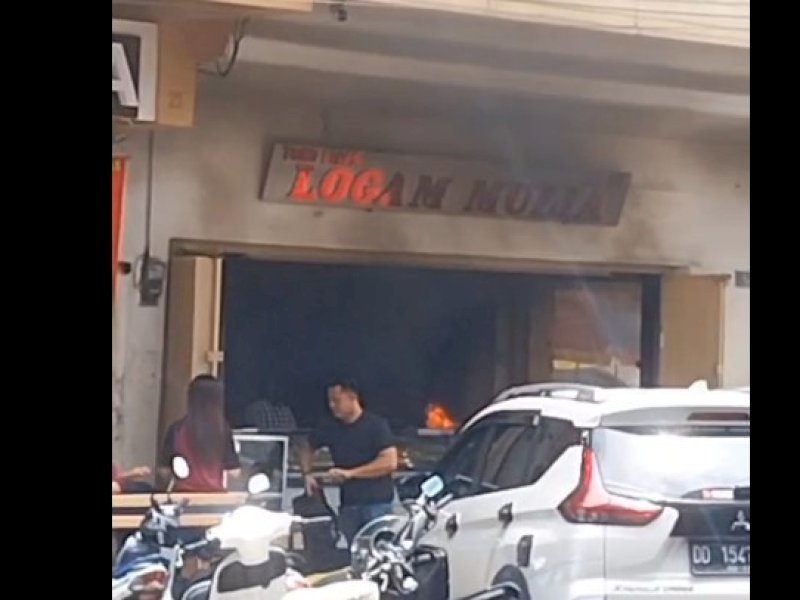 Seorang ibu rumah tangga (IRT) berinisial Suriani (41) nekat membakar sebuah toko emas di Jalan Somba Opu, Kecamatan Ujung Pandang, Kota Makassar, Sulawesi Selatan, Kamis (12/2/2026). @Jejakfakta/dok. Tangkapan Layar