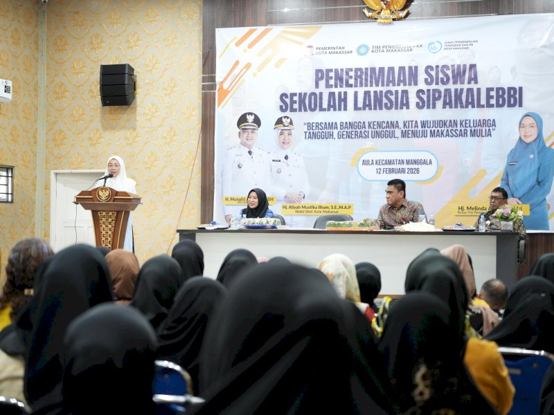Ketua Tim Penggerak PKK Kota Makassar, Melinda Aksa Munafri, saat memberikan sambutan pada penerimaan peserta Sekolah Lansia Sipakalebbi Manggala, di Aula Kecamatan Manggala, Kamis (12/02/2026). @Jejakfakta/dok. Humas Pemkot Makassar