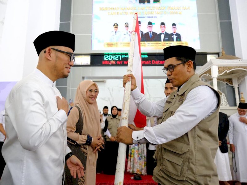 Wamenhaj Dahnil Anzar Simanjuntak dan Bupati Gowa Sitti Husniah Talenrang saat lepas jamaah haji di Masjid Agung Syekh Yusuf, Sabtu (7/2/2026). @Jejakfakta/dok. Istimewa
