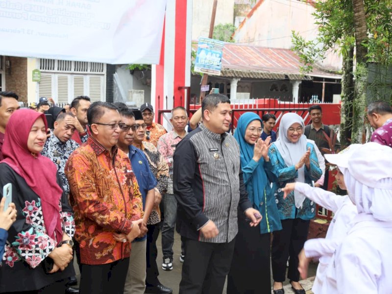 Wali Kota Makassar, Munafri Arifuddin, didampingi Ketua TP PKK Kota Makassar, Melinda Aksa, meresmikan Unit Kesehatan Sekolah (UKS) Salewangeeng UPT SPF SD Inpres Perumnas Antang III, Kecamatan Manggala, Jumat (13/2/2025). @Jejakfakta/dok. Istimewa