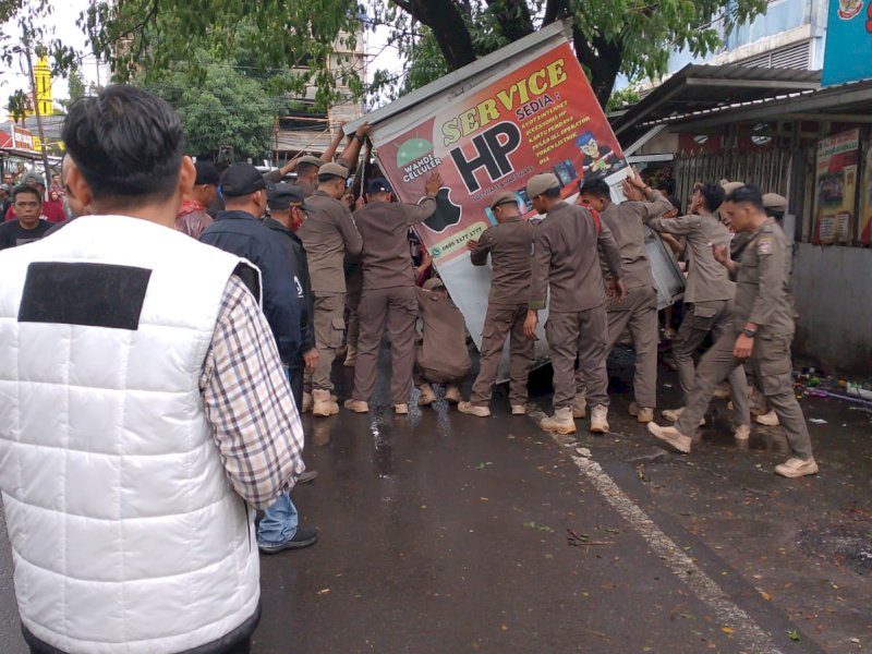 Satpol PP melakukan penertiban PK% yang berada di bahu jalan dan trotoar. @Jejakfakta/dok. Istimewa
