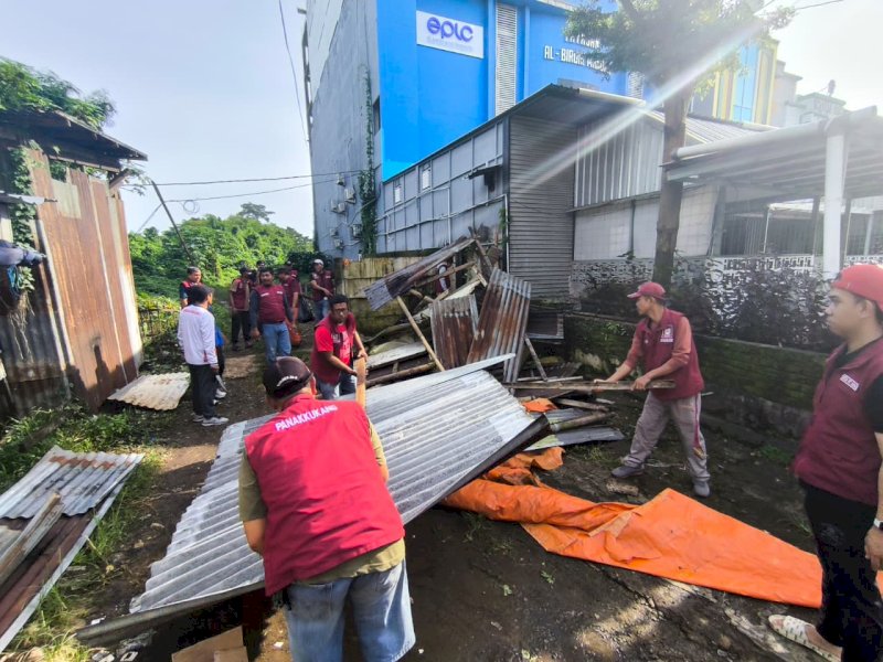 Penertiban lapak liar yang berdiri di atas fasilitas umum di wilayah Kecamatan Panakkukang. @Jejakfakta/dol. Humas Pemkot Makassar