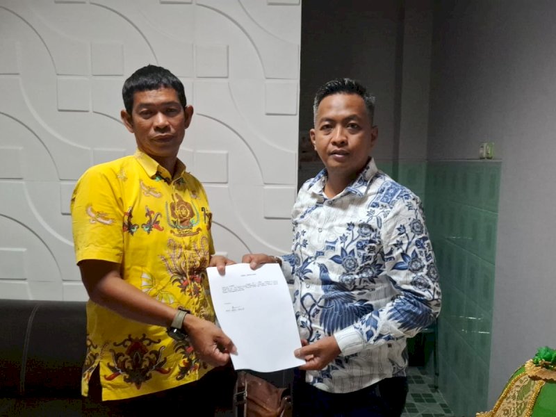 Firman, kuasa hukum Rusman melaporkan Ketua DPRD Soppeng, Andi Muhammad Farid, ke Badan Kehormatan DPRD atas dugaan pelanggaran kode etik dan penganiayaan. Mereka menuntut pemberhentian dari jabatan. @Jejakfakta/Istimewa